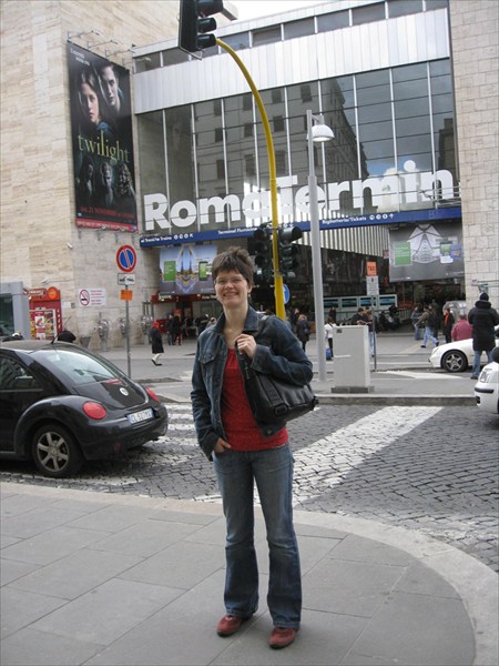 на фото: На фоне вокзала "Termini"
